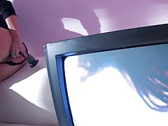 London Keyes is posing in front of the camera nd getting ready to masturbate like crazy