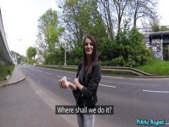 The cheerful fellow for the grandma removes and shpilit the juicy girl under the bridge